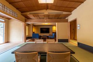 une salle de conférence avec une grande table et des chaises dans l'établissement Monjusou Shourotei, à Miyazu