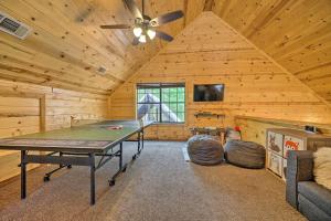 Stolní tenis v ubytování Cabin with Hot Tub and Games, 4 Mi to Beavers Bend! nebo okolí