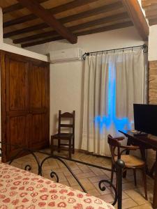 1 dormitorio con 1 cama y escritorio con ordenador en Residenza San Jacopo, en Spello