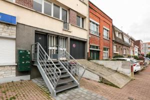 een metalen trap buiten een gebouw bij croisé laroche 3 in Marcq-en-Baroeul