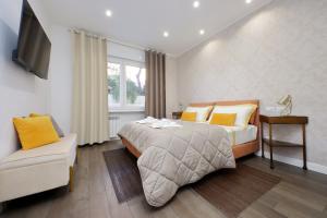 Druso Dream Apartment Colosseo في روما: غرفة نوم بسرير واريكة وتلفزيون