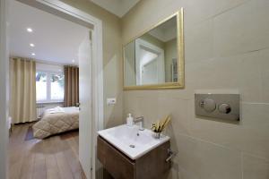Druso Dream Apartment Colosseo في روما: حمام مع حوض ومرآة وسرير