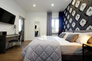 Un pat sau paturi într-o cameră la Druso Dream Apartment Colosseo
