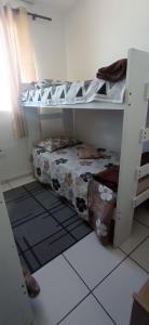 een kleine kamer met een stapelbed en een plank bij Condominio Recanto das palmeiras in Campos dos Goytacazes