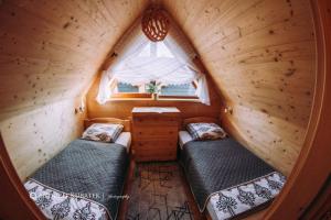 Posteľ alebo postele v izbe v ubytovaní MALCYKÓWKA - domki góralskie