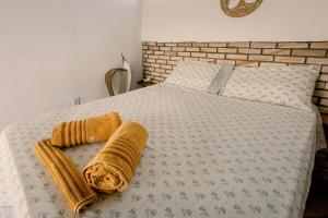 a bedroom with a bed with two towels on it at Chalé aconchegante, pertinho da cidade e conectada a natureza in Brasília +35 photos