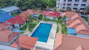 una vista aerea di una casa con piscina di Resort 6-3BR Huge Pool, BBQ, 300m-Beach, 8 mins to Walking Street a Pattaya Sud