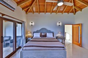 Tempat tidur dalam kamar di Mount Healthy Villas 6- bedrooms with spa & pool