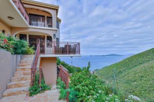 Billede fra billedgalleriet på Mount Healthy Villas 6- bedrooms with spa & pool i Tortola Island