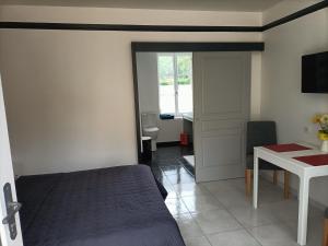 Posteľ alebo postele v izbe v ubytovaní VILLA ESPERANZA Chambre de plain-pied, indépendante, proche Zoo de Beauval et Châteaux de La Loire