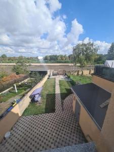 een uitzicht over een tuin met een gebouw en een rivier bij Apartament Suite 3 in Bernburg