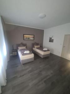 een kamer met 2 bedden in een kamer bij Apartament Suite 3 in Bernburg