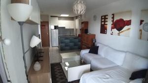 ein Wohnzimmer mit einem weißen Sofa und einem Tisch in der Unterkunft Excelsior II Vista in Playa del Ingles