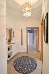 a hallway with a mirror and a rug at BOHO APARTMENT: NETFLIX + BALCONY + BATHTUB in Essen