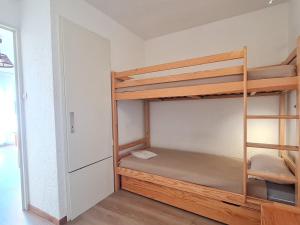 a bedroom with two bunk beds in a room at Studio Les Deux Alpes, 1 pièce, 4 personnes - FR-1-348-221 in Les Deux Alpes