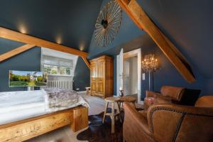1 dormitorio con 1 cama grande y paredes azules en Luxus Hotel Design Villa Ottilienruh Ilsenburg im Harz, en Ilsenburg
