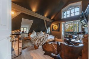 1 dormitorio con 1 cama y escritorio en una habitación en Luxus Hotel Design Villa Ottilienruh Ilsenburg im Harz, en Ilsenburg