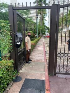 Aed väljaspool majutusasutust Puerto Vallarta Condo Frente al mar