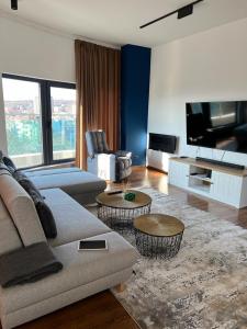 sala de estar con sofá y TV en ROOF TOP LUXURY en Blagoevgrad