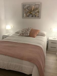 um quarto com uma cama grande e 2 mesas de cabeceira em La Casa de la Colonia em Seira