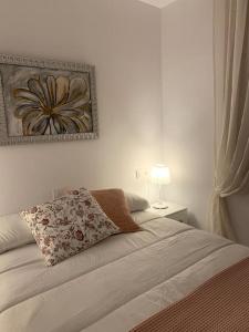1 dormitorio con cama con almohada en La Casa de la Colonia en Seira