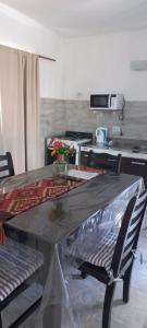 Una mesa en una cocina con encimera en A metros de la Playa...., en Federación 36 fotos más