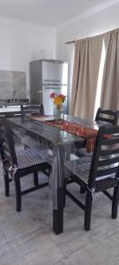 einen Esstisch mit 2 Stühlen in einer Küche in der Unterkunft A metros de la Playa.... in Federación