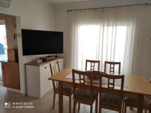 TV a/nebo společenská místnost v ubytování Apartamento Encantador com piscina