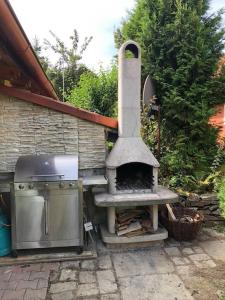 un horno al aire libre con parrilla y fogones en Party/Wellness House Pool/Hot tub/Sauna en Pelhřimov