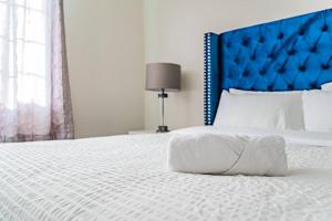 Un ou plusieurs lits dans un hébergement de l'établissement Luxury 5-Bedroom House with Parking (3500 SQFT)