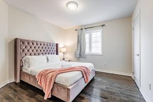 Un ou plusieurs lits dans un hébergement de l'établissement Luxury 5-Bedroom House with Parking (3500 SQFT)