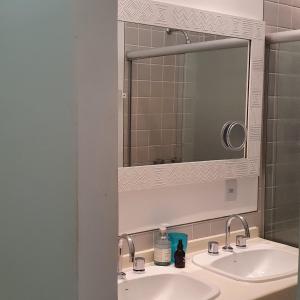 une salle de bain avec un lavabo et un miroir dans l'établissement Trancoso Terravista Villa Floresta, à Trancoso 17 autres photos