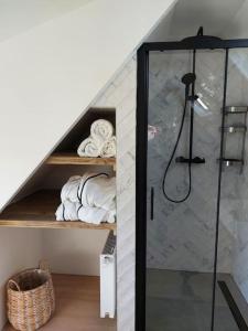 een badkamer met een douche op zolder bij Tiny house Wakker in Eemnes