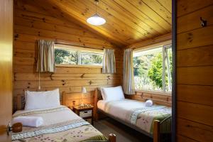 เตียงในห้องที่ Nikauscapes - Hot Tub in Punakaiki Village