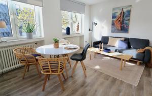 a living room with a table and a couch at BOHO APARTMENT: NETFLIX + BALCONY + BATHTUB in Essen