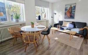sala de estar con mesa y sofá en BOHO APARTMENT: NETFLIX + BALCONY + BATHTUB, en Essen