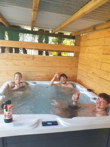 un gruppo di persone in una vasca idromassaggio di Glow Worm Accommodation a Franz Josef