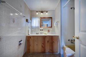 y baño con lavabo de madera y ducha. en Lantern Inn en Hill City