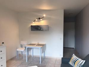 TV a/nebo společenská místnost v ubytování Studio au calme à 400 m de la plage