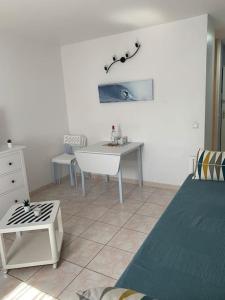 Postel nebo postele na pokoji v ubytování Studio au calme à 400 m de la plage