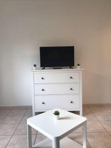 TV a/nebo společenská místnost v ubytování Studio au calme à 400 m de la plage + 8 fotografií