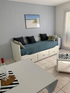 Postel nebo postele na pokoji v ubytování Studio au calme à 400 m de la plage
