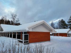 un bâtiment avec de la neige au-dessus dans l'établissement Ruukin Kievari Hotelli Ravintola, à Juankoski