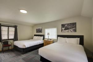 a hotel room with two beds and a window at Lantern Inn in Hill City