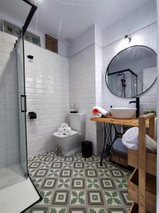 ein Badezimmer mit Waschbecken, Toilette und Spiegel in der Unterkunft Cal Passió in Vimbodí