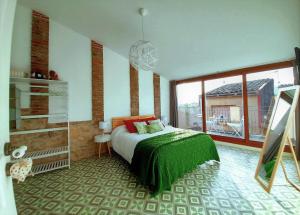 Cal Passió في Vimbodí: غرفة نوم بسرير ونافذة كبيرة