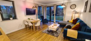 Televízia a/alebo spoločenská miestnosť v ubytovaní Apartament Na Szlaku