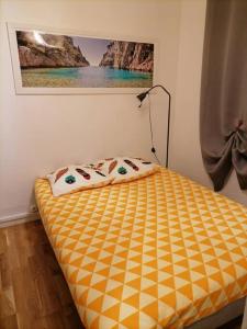 een bed in een kamer met een foto aan de muur bij plein coeur du quartier du Panier . Chaleureux T2. in Marseille