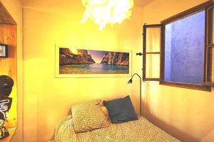 een slaapkamer met een bed en een raam bij plein coeur du quartier du Panier . Chaleureux T2. in Marseille