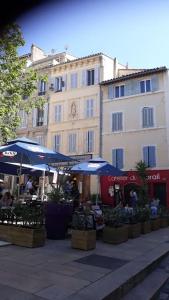 een gebouw met tafels en parasols voor een gebouw bij plein coeur du quartier du Panier . Chaleureux T2. in Marseille